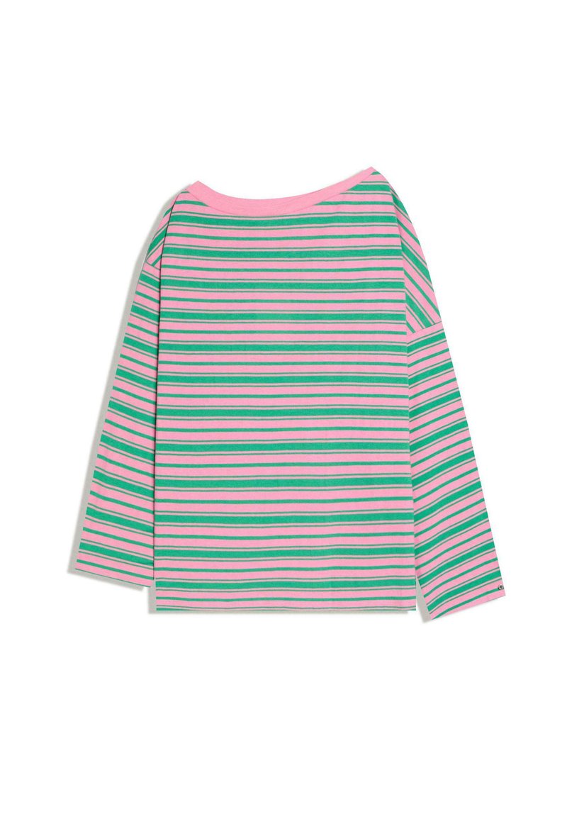 Rožnata majica z dolgimi rokavi in zelenimi vodoravnimi črtami ter širokim izrezom, položena ravno na belo ozadje.