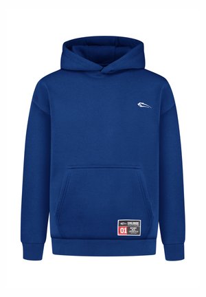 Blauwe pullover hoodie met een voorzak, ribgebreide mouwen en zoom; heeft een wit logo op de borst en een label op de zak.