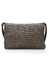 Borsa grigia intrecciata con un design testurizzato e intrecciato, dotata di una tracolla in pelle marrone e di una forma rettangolare.