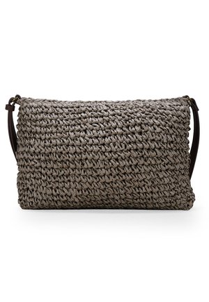 Borsa grigia intrecciata con un design testurizzato e intrecciato, dotata di una tracolla in pelle marrone e di una forma rettangolare.