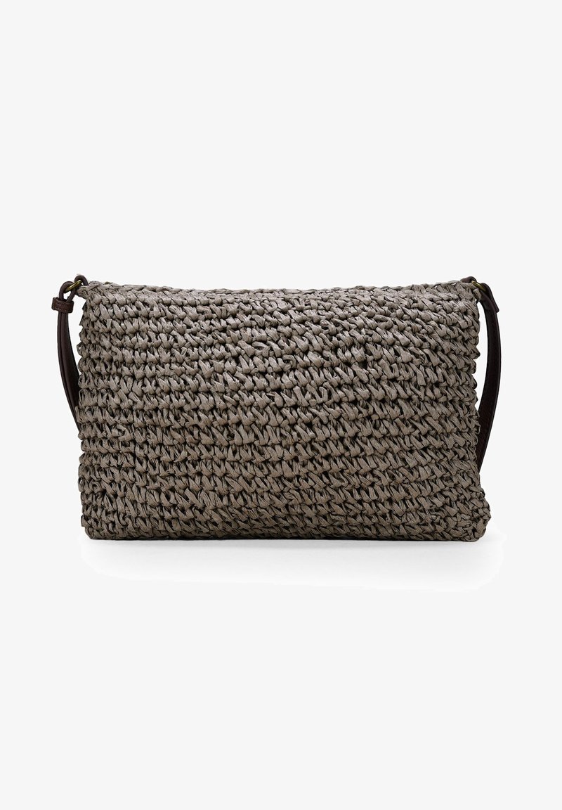 Bolso de mano tejido en gris con un diseño texturizado y trenzado, que cuenta con una correa de hombro de cuero marrón y una forma rectangular.