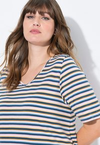 Camiseta de manga corta a rayas con rayas horizontales en azul, amarillo, rosa y blanco; diseño de escote en V; tela suave; corte relajado.