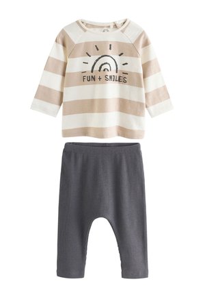 Langærmet beige og hvidstribet babytrøje med teksten "FUN + SMILES" og regnbue-grafik, kombineret med ribstrikkede mørkegrå bukser.
