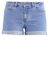 Pantalones cortos de mezclilla en azul claro, con cintura alta, puños enrollados y cinco bolsillos con costuras en contraste y cierre frontal de botón metálico.