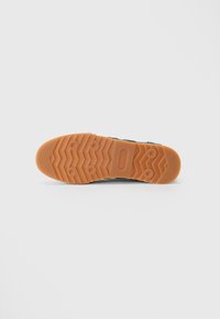 Podešev obuvi se zigzagovým vzorem a kulatými gripy, gumový materiál, velikost 42, značka GANT vyražená ve středu.