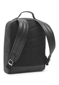 Černý batoh s texturovaným síťovým zádovým panelem, polstrovanými popruhy a rukojetí na vrchu; zahrnuje kontrastní hladké kožené akcenty a zipové uzavírání.