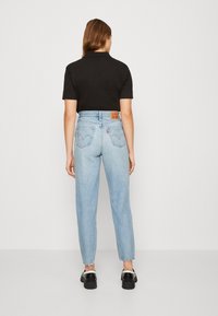 Levi's® Vaqueros mom - destroyed denim
