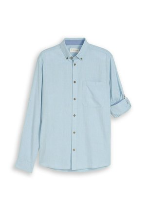 Svijetloplava košulja dugih rukava s gumbima, prsni džep, smeđi gumbi i jedan rukav podvrnut i pričvršćen gumbom pričvršćenom trakicom.