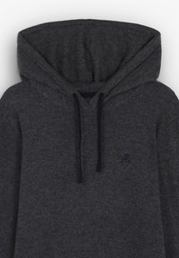 Sudadera con capucha gris oscuro con superficie texturizada, con una capucha grande, cordones marinos y un pequeño logo de calavera en el pecho.