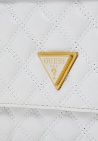 Guess GIULLY - Borsa a mano - white