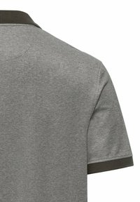 Grau Poloshirt aus strukturiertem Stoff. Verfügt über einen dunkelgrünen Kragen und Ärmelbündchen. Die Rückseite ist schlicht mit einer glatten Oberfläche.