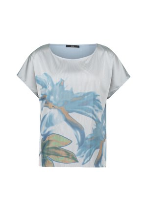 Blouse à manches courtes en tissu léger, présentant un motif rayé avec de grands accents floraux bleus. Encolure arrondie et coupe décontractée.