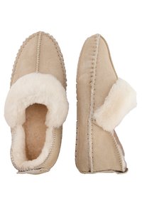 Beige suede pantoffels met witte schapenvachtvoering. Voorzien van gestikte details, een ronde neus en een gevoerde zool voor comfort.
