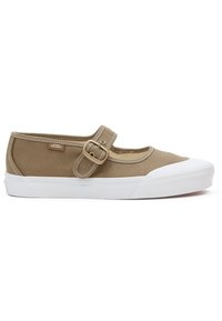 Chaussure Mary Jane en toile beige avec semelle en caoutchouc blanche, bride à boucle sur le dessus et étiquette logo Vans sur le côté.