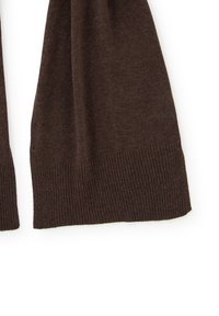Bufanda marrón de punto con bordes acanalados, textura suave y forma rectangular, diseñada para aportar calor y comodidad.