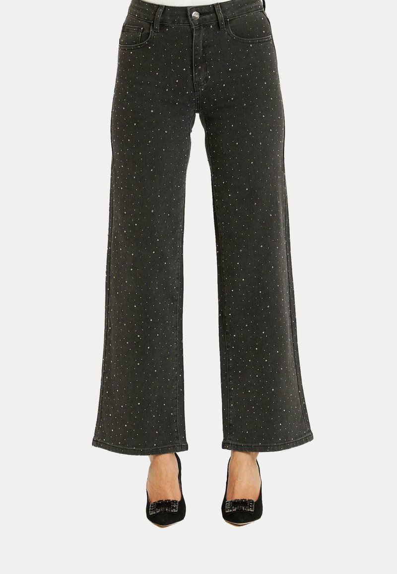 Jeans larges noirs avec des embellissements en clous argentés, fabriqués en denim, dotés d'un design classique à cinq poches et de passants de ceinture.