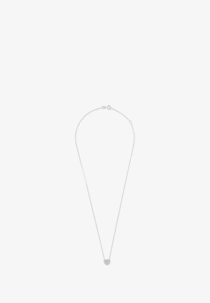 Sølv kædedyse med en hjerteformet vedhæng med et udskåret mønster, der giver et delikat og luftigt udseende.