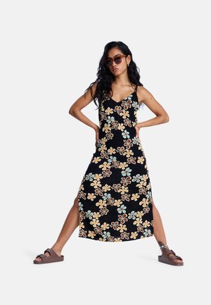 Schwarzes Maxikleid mit floralem Print und dünnen Trägern, mit Seitenschlitzen und mehrfarbigen Blumenmustern in Creme, Braun und Türkis.