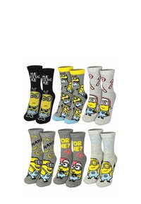 Cinque paia di calzini con design dei Minions. I colori includono nero, grigio, giallo e blu. I motivi includono testi e personaggi dei cartoni animati.