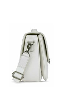 Weißes Lederhandtasche mit strukturiertem Finish, ausgestattet mit einem abnehmbaren Tragegurt, silbernen Beschlägen und einer strukturierten Form mit Klappenverschluss.