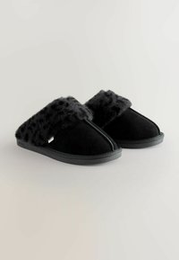 Pantofole nere in morbido camoscio con una parte superiore simile a pelliccia e un motivo leopardato. Design slip-on e suola piatta.