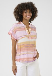 Blusa a maniche corte con scollatura a V, caratterizzata da un motivo a righe multicolori in tonalità di rosa, arancio e giallo, realizzata in tessuto leggero.