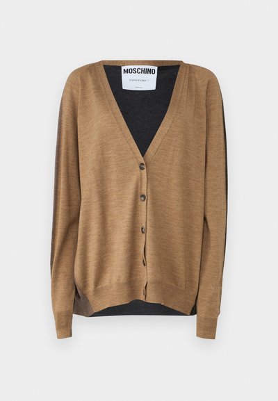 Καφέ cardigan με V-λαιμό, κλεισίματα με κουμπιά, μακριά μανίκια και αντίθετη σκοτεινή εσωτερική επένδυση. Μαλακή υφή, ελαφρύ υλικό.