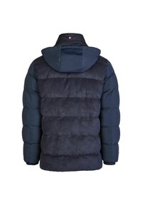 Marineblauwe gewatteerde jas met gestikte mouwen, zachte fleece achterkant en aangehechte capuchon, gezien van achteren op een witte achtergrond.