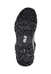 Suola di scarpa in gomma nera con scanalature di trazione profonde e una superficie texturizzata. Presenta un logo, un design robusto e modelli geometrici distintivi.