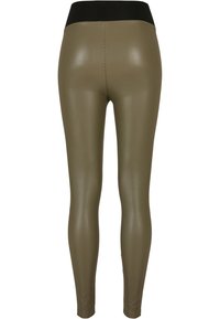 Leggings in ecopelle verde oliva con una fascia alta nera, mostrati da dietro, stile slim fit.