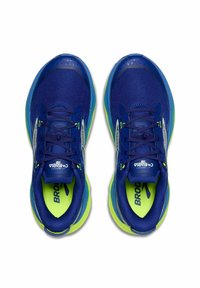 Baskets de course en mesh bleu avec des accents verts, détails réfléchissants argentés et lacets noirs. Semelle épaisse avec un motif de semelle prononcé.