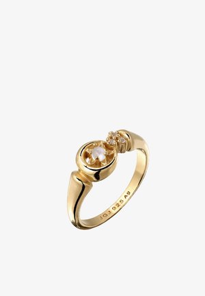 Gouden ring met een kleine parel in het midden en een bloemvormige cluster detail, gemarkeerd met JG 925 Ag aan de binnenkant van de band.