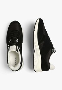 Sneakers neri in suede e mesh con suola bianca, caratterizzati da un design con lacci e accenti a contrasto. Logo visibile sulla linguetta.