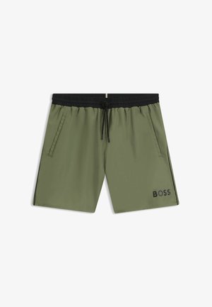 Bañadores para hombre de color verde oliva con cinturilla elástica negra, cordón, bolsillos laterales y logo "BOSS" en la pierna izquierda.