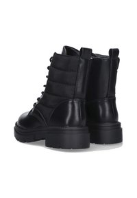 Botas de tobillo de cuero negro con un diseño acolchado, puntera redonda, suela plana de goma y cierre de cordones. Presentan detalles texturizados y costuras resistentes.