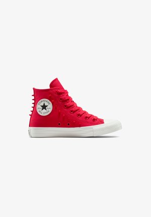 Rote High-Top-Sneaker aus Canvas mit erhöhten Nieten, weißer Gummisohle und rundem Logopatch an der äußeren Knöchelpartie. Klassisches Schnürdesign.