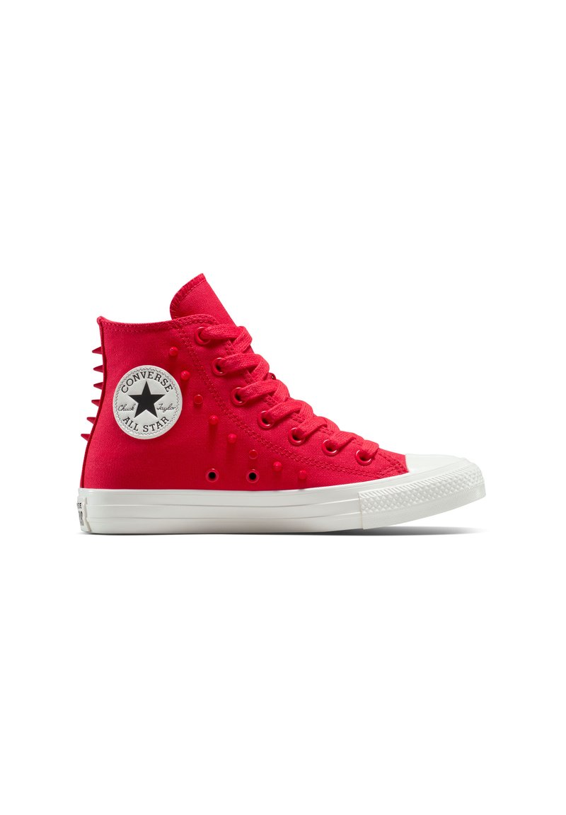 Sneaker alto rosso in tela con borchie rialzate, suola in gomma bianca e patch logo circolare sulla caviglia esterna. Design classico con lacci.