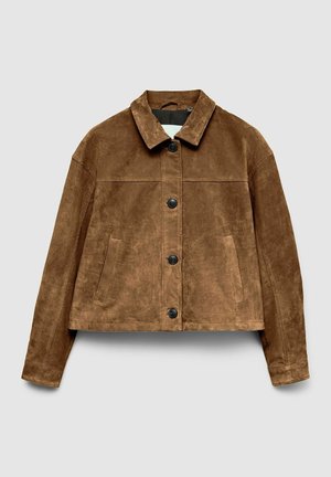 Veste en daim marron avec col, quatre boutons noirs sur le devant et deux poches latérales sur un fond gris clair.