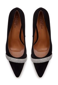 Scarpe con tacco alto in suede nero con punta affusolata, caratterizzate da una fascia di strass argentati sulla parte centrale del piede. Rivestimento interno liscio.