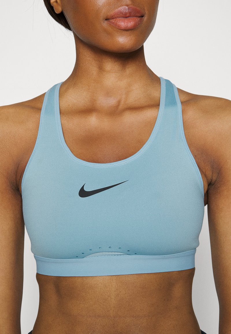 Damen Sportbekleidung | Nike Performance BRA Sport-BH mit leichter Stützkraft worn blue/black/blau - FY02756 Damen Sportbekleidung | Nike Performance BRA Sport-BH mit leichter Stützkraft worn blue/black/blau - FY02756