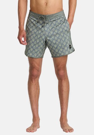 Bañadores para hombre en verde apagado con una tela ligera, que presentan un estampado de árboles en color crema, una cinturilla elástica y cierre con cordón.