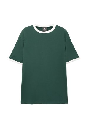 Groen t-shirt met korte mouwen en een ronde witte kraag, met witte afwerking op de mouwen. Gemaakt van zacht katoen, met een eenvoudig ontwerp.