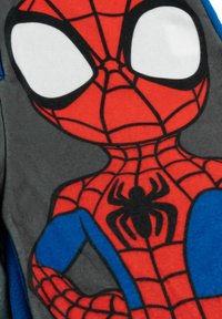 Design del personaggio Spider-Man rosso e blu su un tessuto in pile grigio scuro, con grandi occhi bianchi e un emblema di ragno nero sul petto.