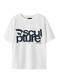 Camiseta de algodón blanca con escote redondeado y mangas cortas, que presenta un gran diseño de texto gráfico negro en la parte delantera.