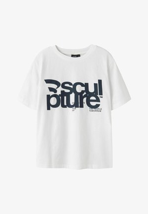 Witte katoenen t-shirt met een ronde hals en korte mouwen, voorzien van een groot zwart grafisch tekstontwerp op de voorkant.