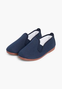 Scarpe slip-on in tela blu navy con pannelli elastici laterali, punta rotonda e suole in gomma marrone. Design semplice, adatto per un abbigliamento casual.