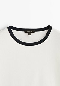 T-shirt blanc avec col rond noir et étiquette visible portant la mention "Massimo Dutti" sur fond blanc.