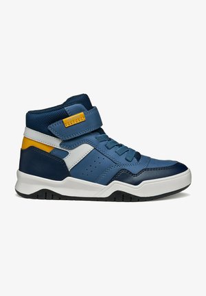 Sneaker alte di colore blu navy, con tomaia in pelle sintetica e mesh, accenti bianchi, logo giallo, lacci e cinturino alla caviglia. Suola testurizzata.