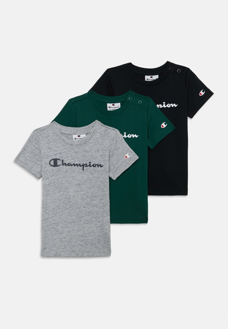 Trys trumpais rankovėmis marškinėliai pilkos, žalios ir juodos spalvų, pagaminti iš medvilnės, su "Champion" logotipu ir peties užsegimais žaliuose marškinėliuose.