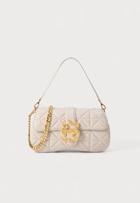Gepolsterte beige Handtasche mit einem goldenen Kettenriemen und aufwendigen goldenen Hardware-Details auf der Vorderseite. Die Tasche hat eine strukturierte, rechteckige Form.
